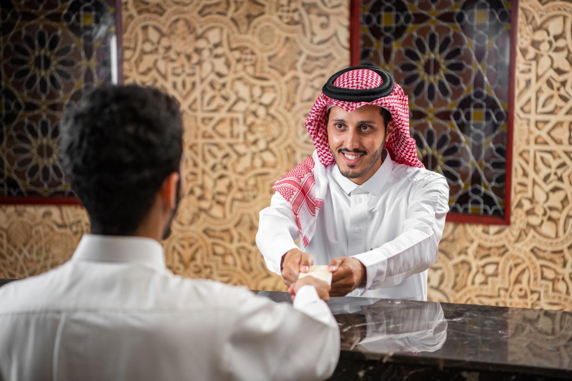 Hotel Al Shohada By Palm Rich Makkah La Meca Exterior foto Arab men greeting each other