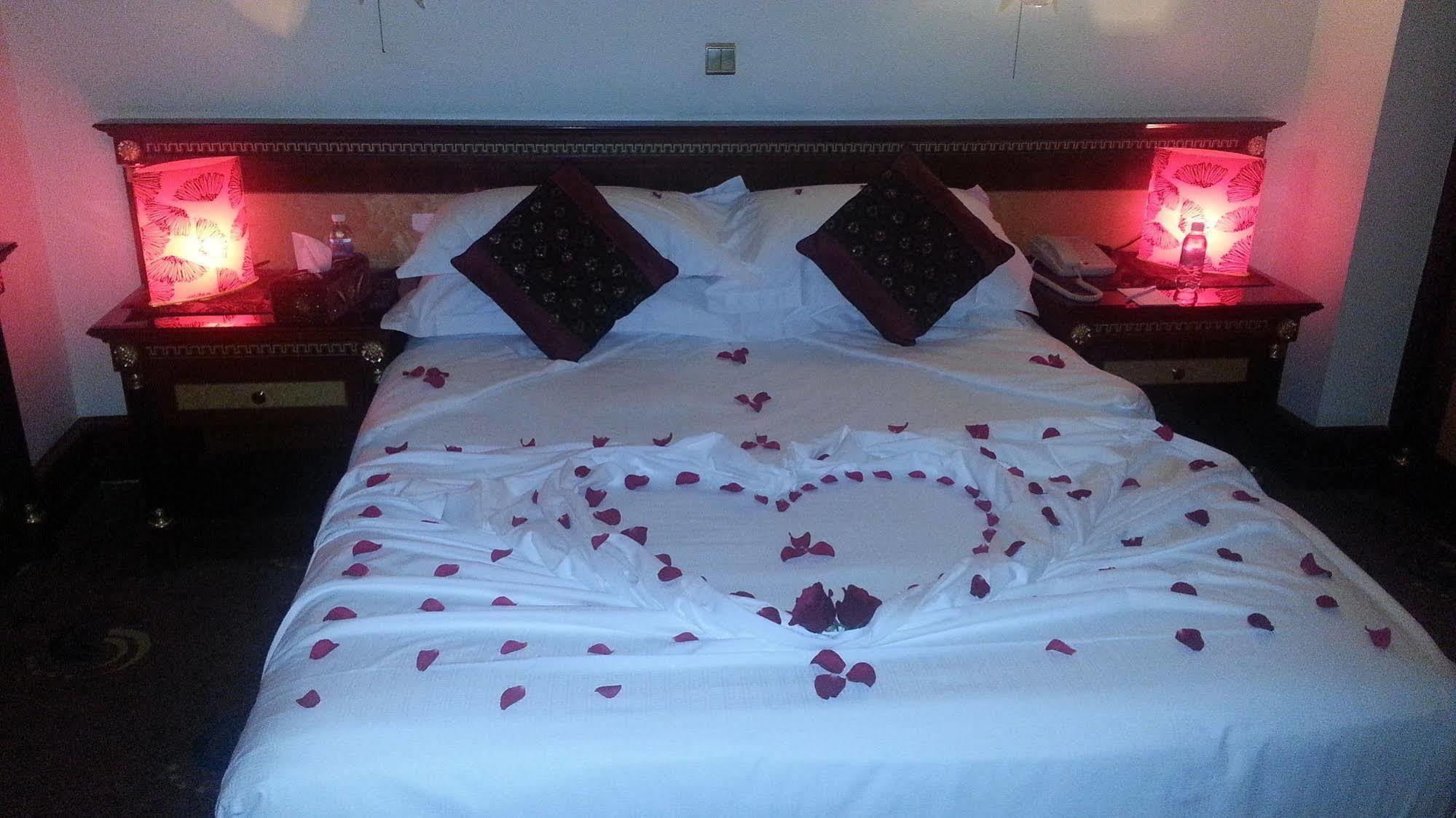 Hotel Al Shohada By Palm Rich Makkah La Meca Exterior foto A bed with rose petals