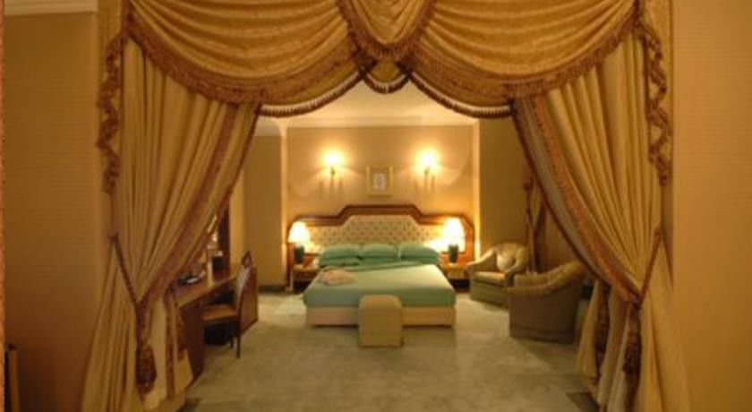 Hotel Al Shohada By Palm Rich Makkah La Meca Exterior foto A bedroom at the hotel